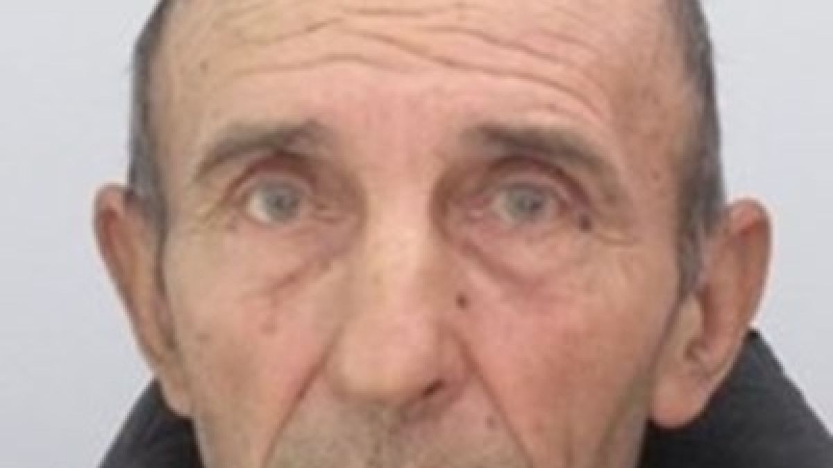 Виждали ли сте този мъж? Полицията го издирва под дърво и камък (СНИМКА)