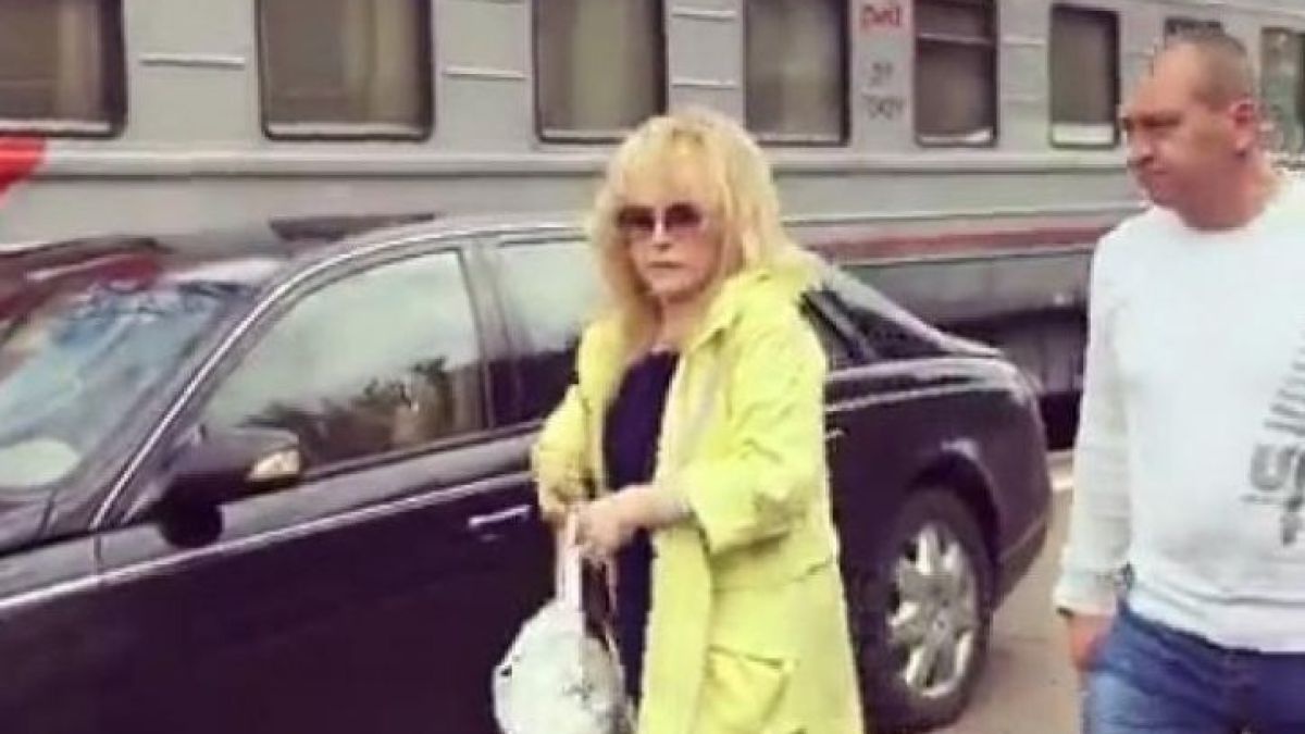Голям скандал с Алла Пугачова и майбаха й в Москва (ВИДЕО)