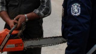 Психично болен грабна моторната резачка, излезе на улицата и стана страшно