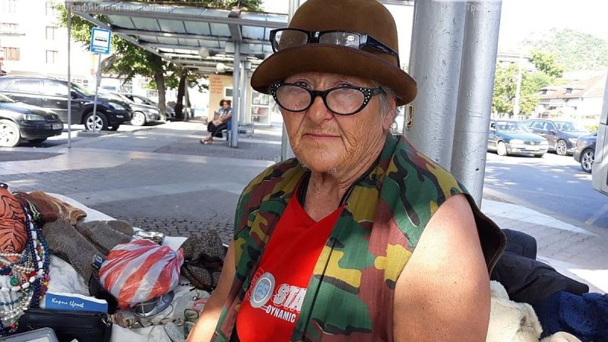 Драма! Баба Рада си продава покъщнината, за да... 