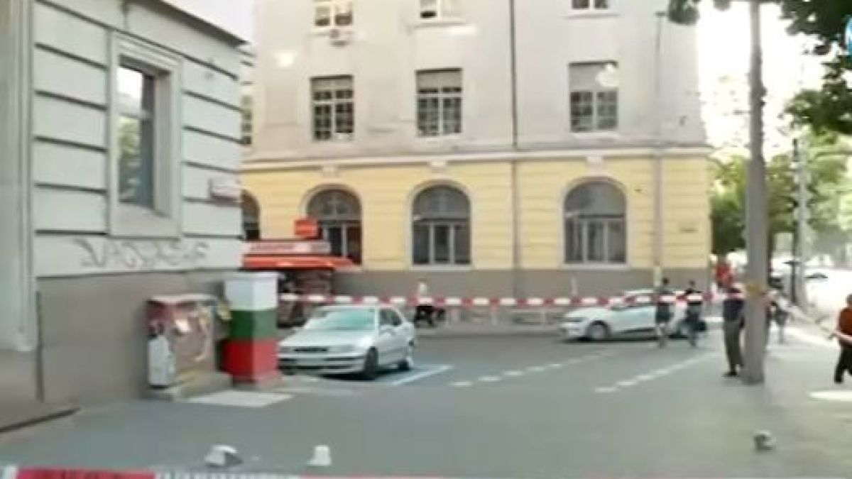 Страшен инцидент в сърцето на София! От небето заваляха... (ВИДЕО)
