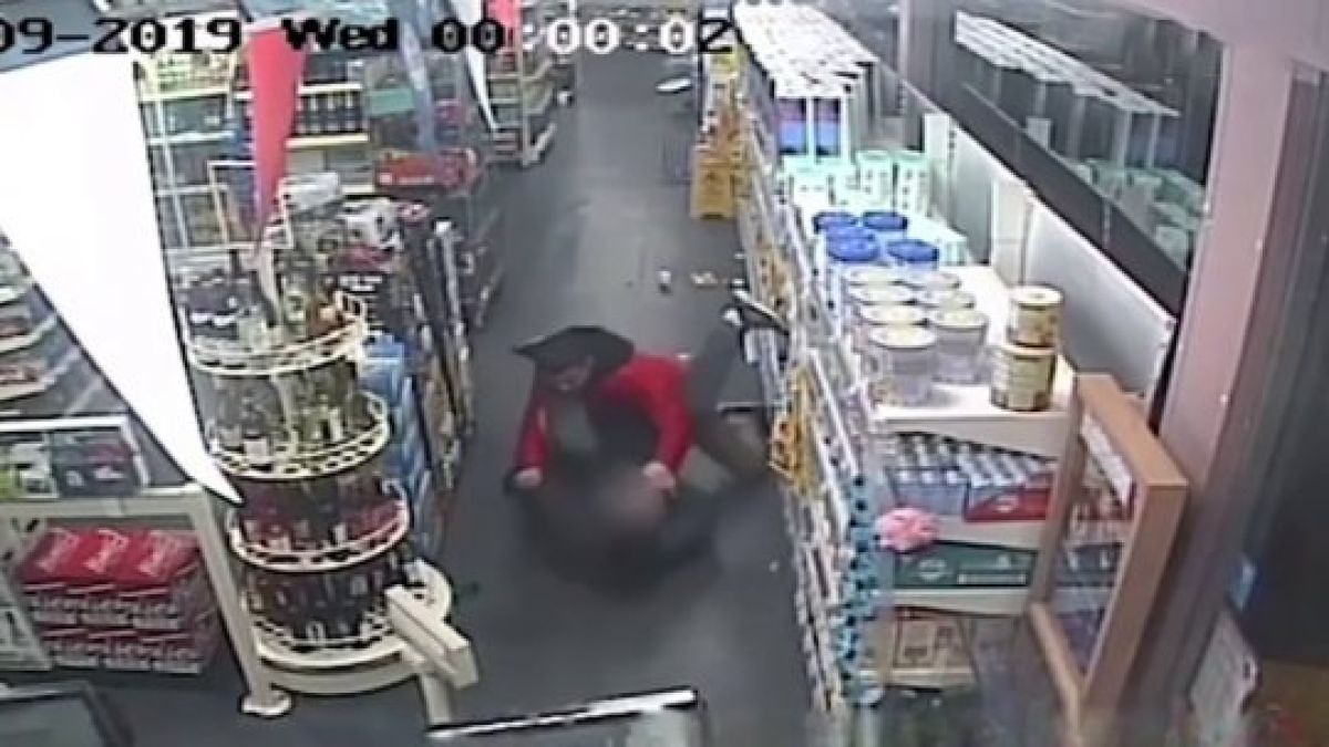 Жаден за британска кръв бежанец кла клиенти в магазин (ВИДЕО)