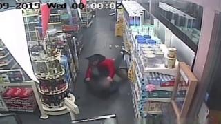 Жаден за британска кръв бежанец кла клиенти в магазин (ВИДЕО)