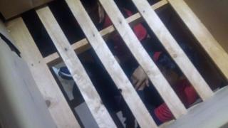 Митничари спряхa за проверка поляк на "Кулата", не повярваха какво виждат очите им (СНИМКИ)
