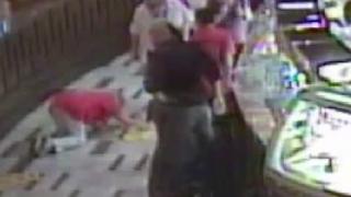 Баба се преби на мокър под в казино и спечели 3 милиона долара (ВИДЕО)