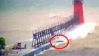 Странно черно чудовище заснеха в езерото Мичиган (ВИДЕО)