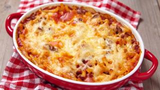 Запеканката с макарони става за минутки, а вкусът ѝ е повече от уникален!