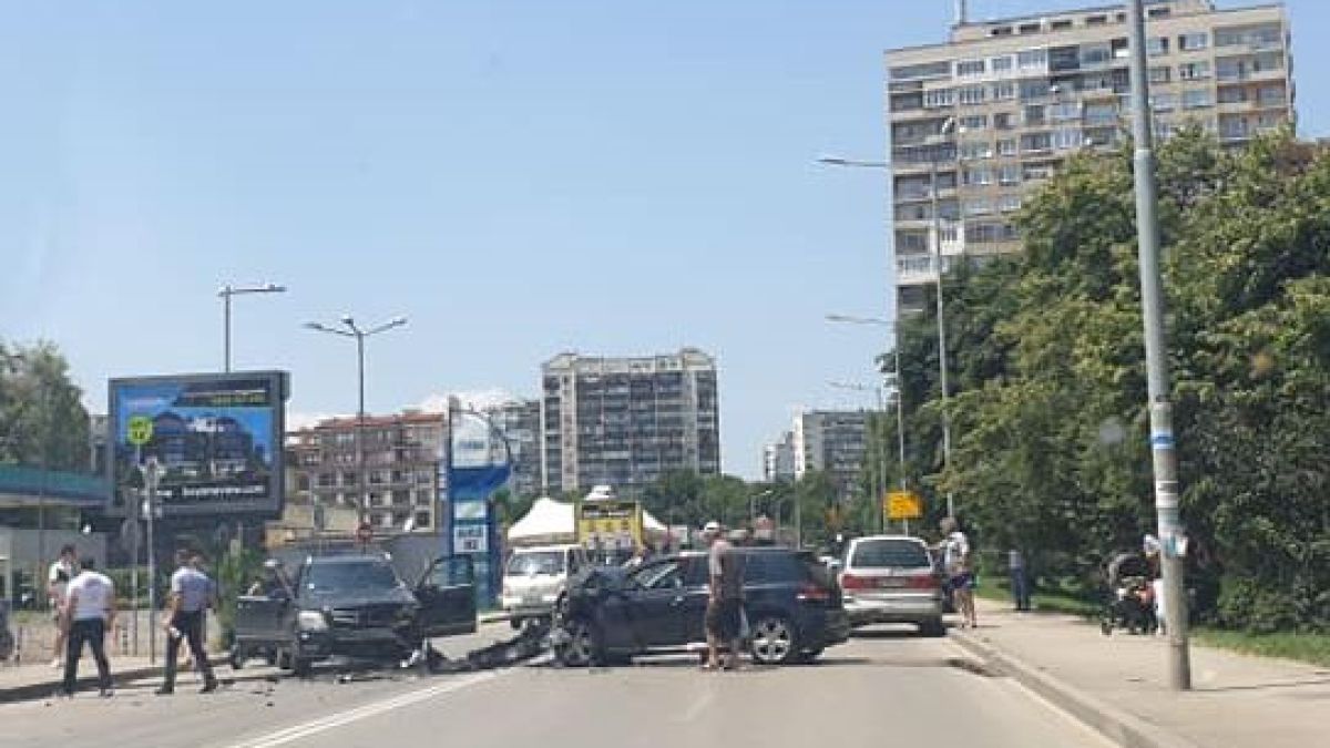 Извънредно в БЛИЦ! Тежка катастрофа на столичния бул. "Тодор Каблешков" (СНИМКИ)