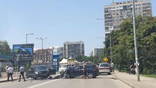 Извънредно в БЛИЦ! Тежка катастрофа на столичния бул. "Тодор Каблешков" (СНИМКИ)