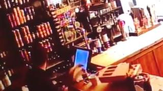 Полтъргайст хулиган прави поразии в стара британска кръчма (ВИДЕО)
