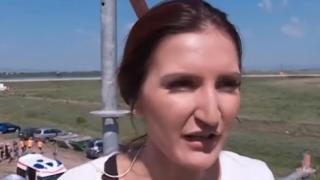 Шокиращи КАДРИ! Журналистка на Нова тв не издържа и се метна в ефир от 8 м височина!