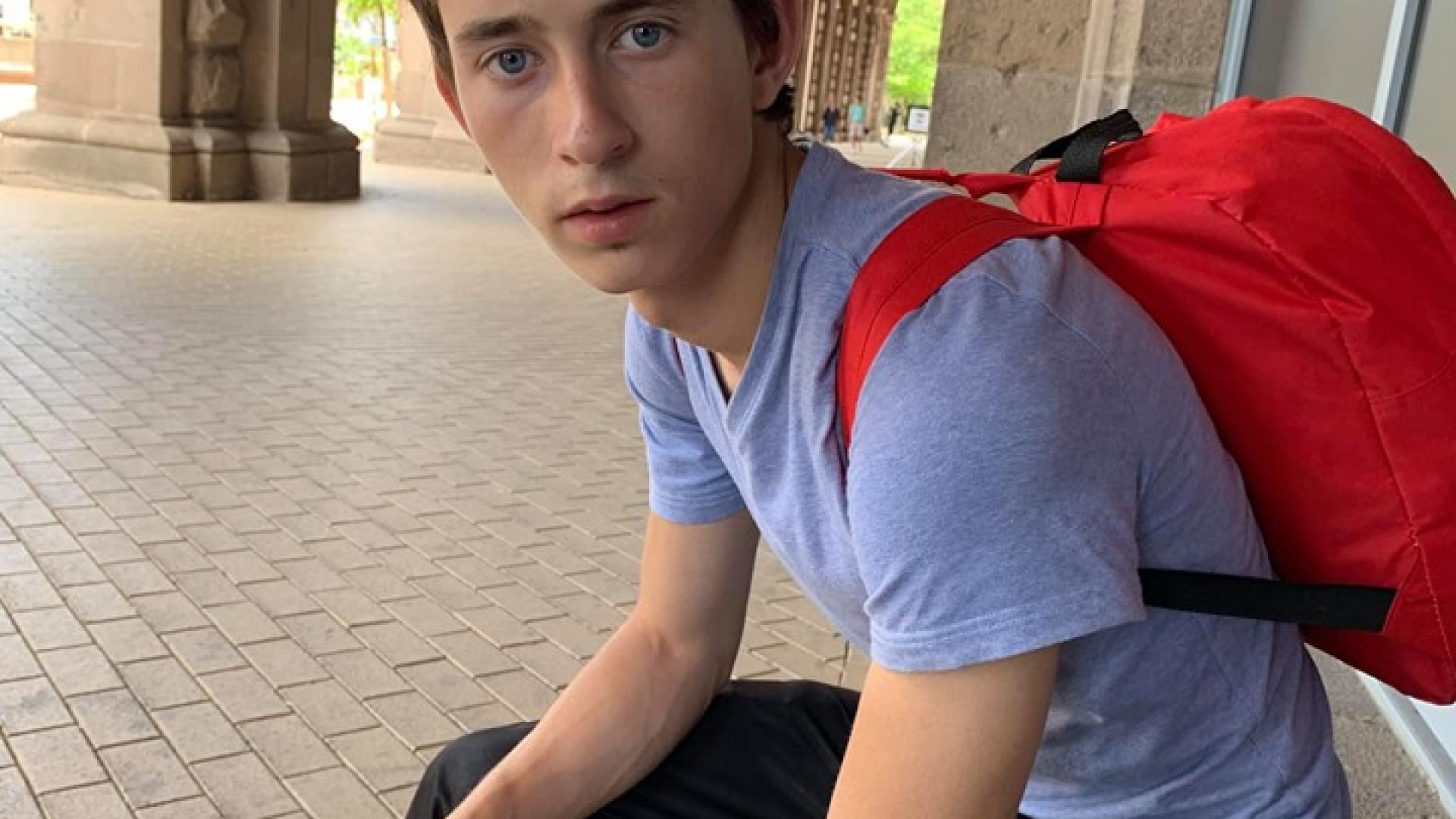 Покъртително! Сиракът Ради има два дни и после е на улицата 