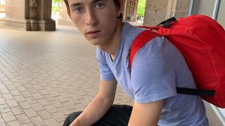 Покъртително! Сиракът Ради има два дни и после е на улицата 