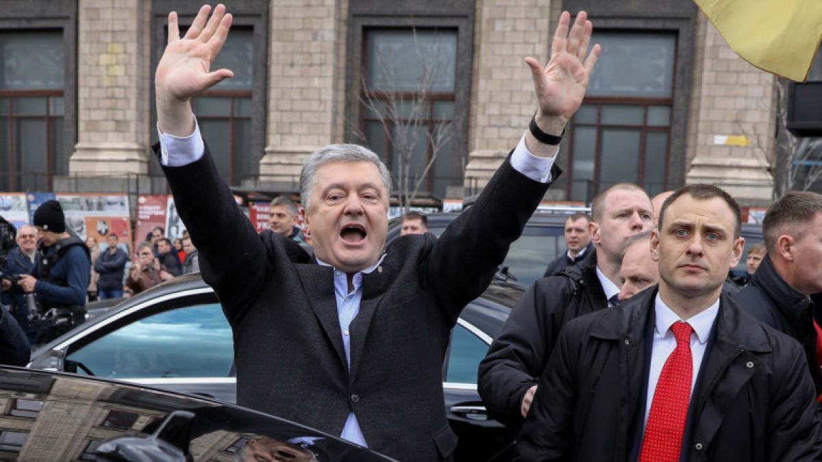 Уличиха Порошенко в изтеглянето на 34 млн. долара в брой