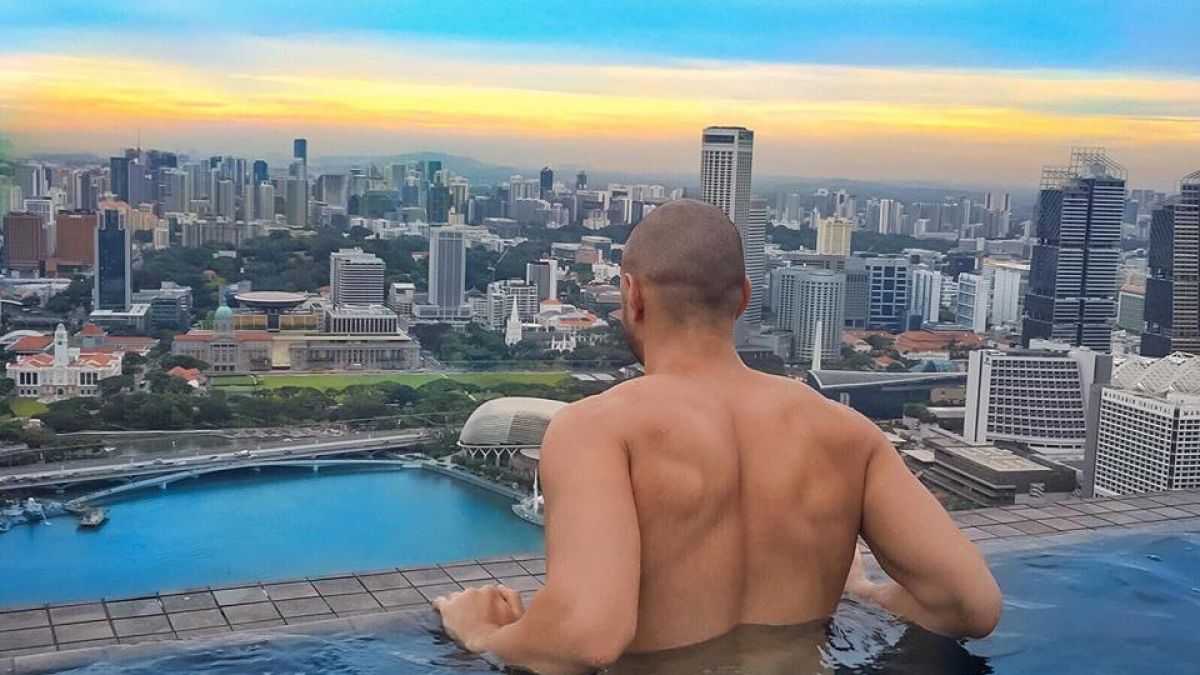 Не е за хора със слаби сърца! Певец се пусна гол (СНИМКА 18+)
