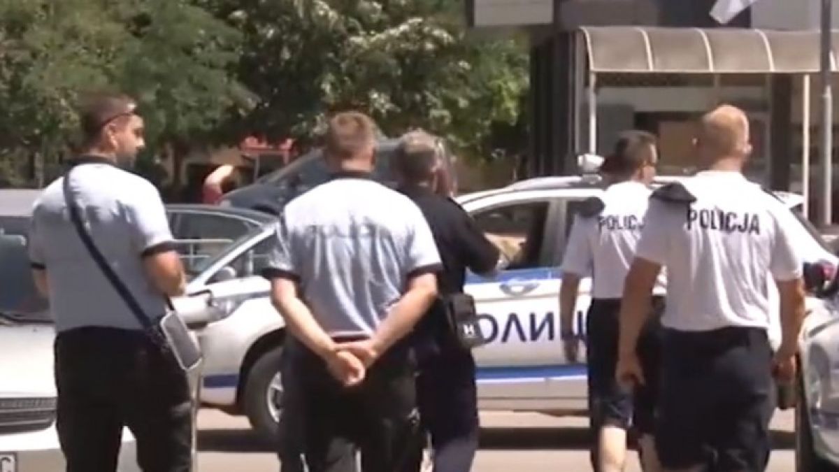 Слънчев бряг под полицейска обсада! Униформени от четири страни...
