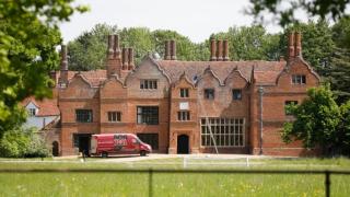 Джейми Оливър се премести в имение за 6 млн. лири, след като фалира (СНИМКИ)