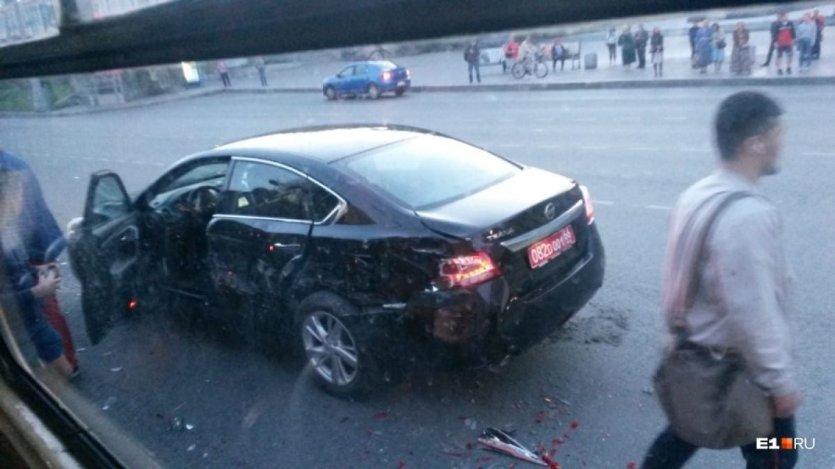 Първо в БЛИЦ: Консулът ни в Екатеринбург попадна в страшна катастрофа (СНИМКИ)