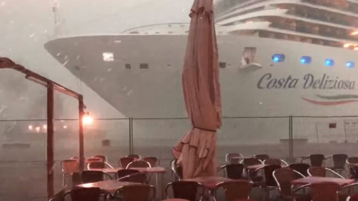 Буря подхвърля круизен кораб във Венеция (ВИДЕО)
