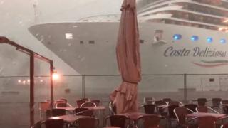 Буря подхвърля круизен кораб във Венеция (ВИДЕО)