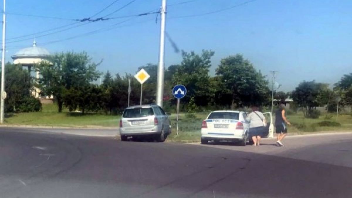 Пловдивска проститутка си вдигна блузката на кръстовище и стана голяма беля (СНИМКИ)