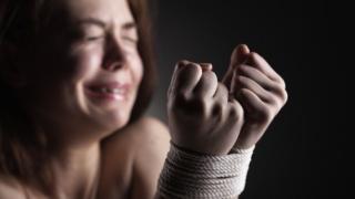 Ето как трафикантите прилъгват невръстните си жертви да проституират (ВИДЕО)