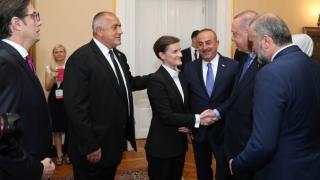 Борисов с маньовър и целувка потушава скандала България-Сърбия (СНИМКИ/ВИДЕО)