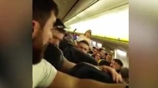 Невиждан резил в самолет на RyanAir (ВИДЕО) 