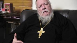 Свещеник взриви мрежата: Жените са по-глупави от мъжете
