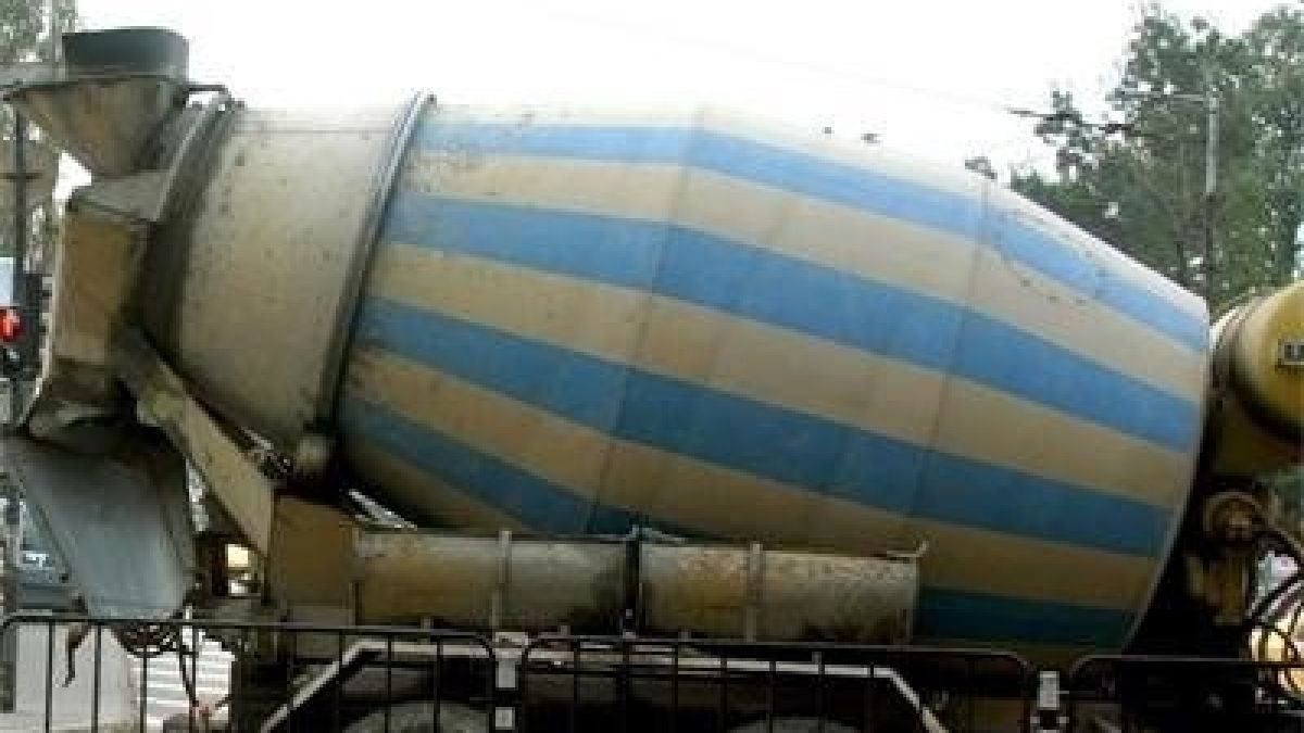 Бетоновоз помете пешеходец в София