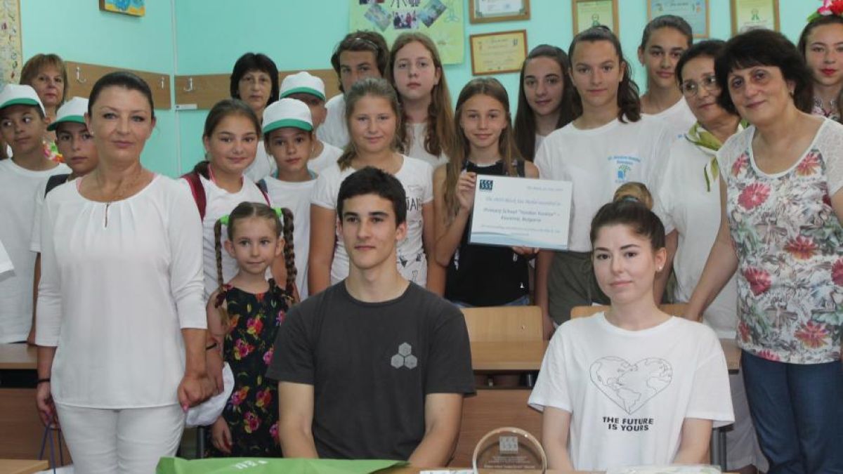 Внук на Царя чисти плаж край Каварна 