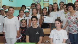 Внук на Царя чисти плаж край Каварна 