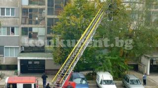 Екшън в Монтана: Изведоха 18-годишна от дома ѝ по пожарна стълба, защото...