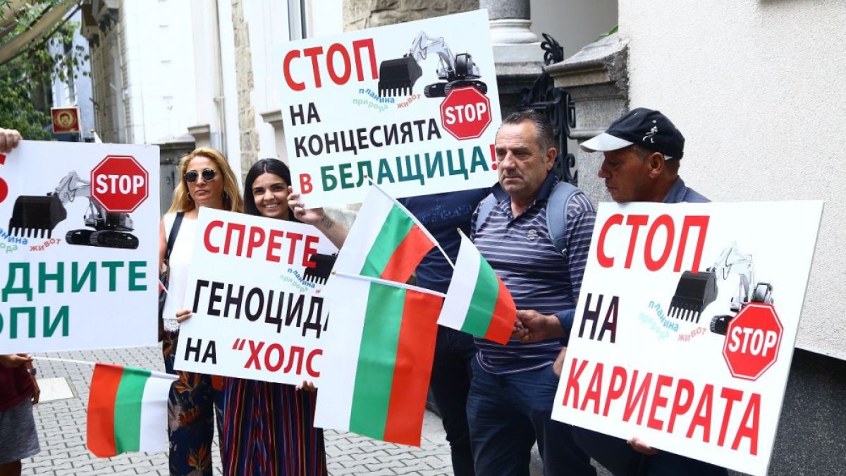 Протестиращи оставиха чували с прах пред швейцарското посолство (СНИМКИ)