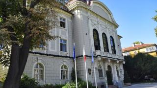 Мъж щурмува кметството в Пловдив с камъни и хляб