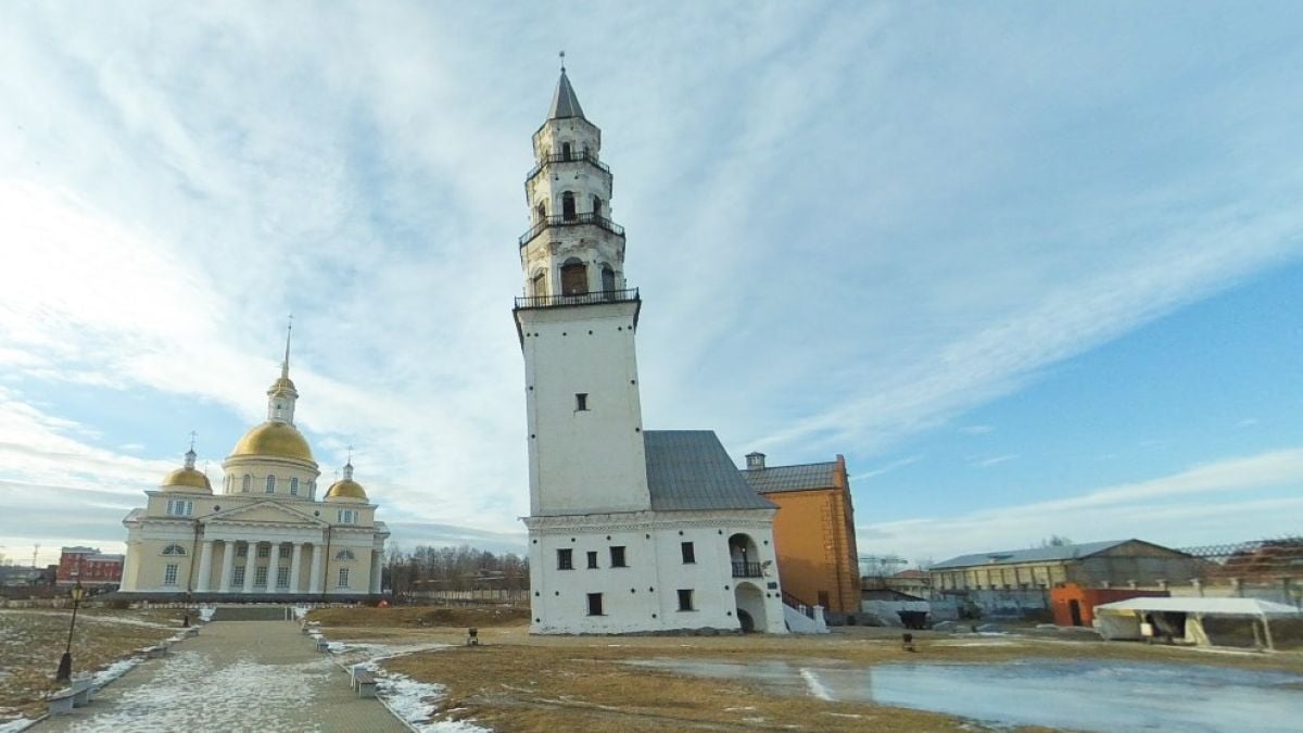 Криви кули има не само в Пиза. Вижте тази!