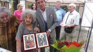 Баба Елена стана на 100 години, като цял живот е...