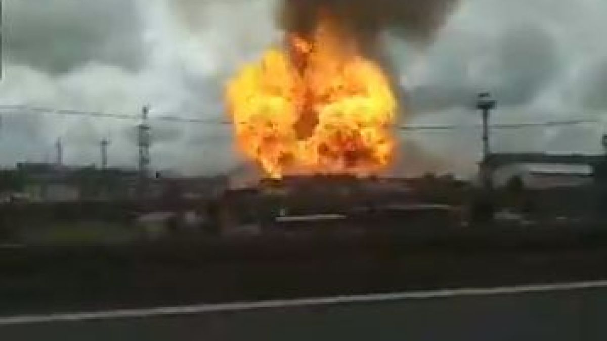 Първи СНИМКИ и ВИДЕО от експлозията, изпепеляваща ТЕЦ край Москва