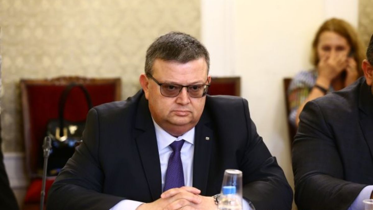 Извънредно: Цацаров с отчет за контрабандата
