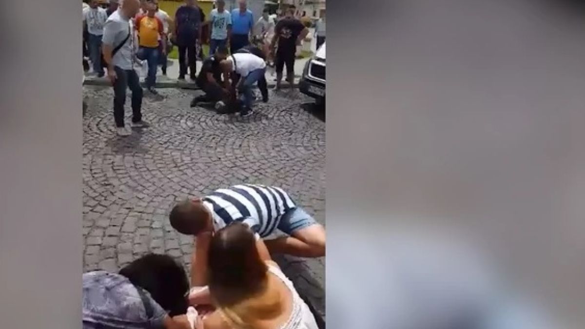 Ужас: Мъж закла съпругата си като куче и я заряза насред улицата (СНИМКИ)