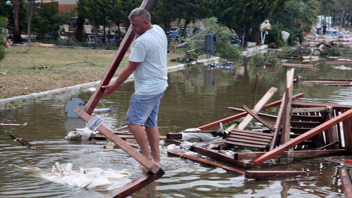 Циклонът Антиной удря Гърция с градушки и ветрове
