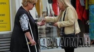 Агресивна просякиня по морето се оказа милионерка и сестра на кмет