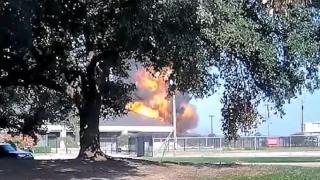 ВИДЕО: Самолет се разби, всички на борда загинаха 