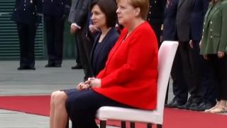 Меркел с нов, много тежък пристъп, слуша химна на стол (ВИДЕО)