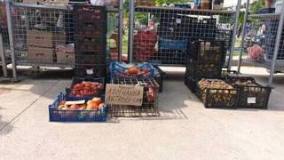 Зевзек шашна Лом със секс табела на пазара (СНИМКИ)