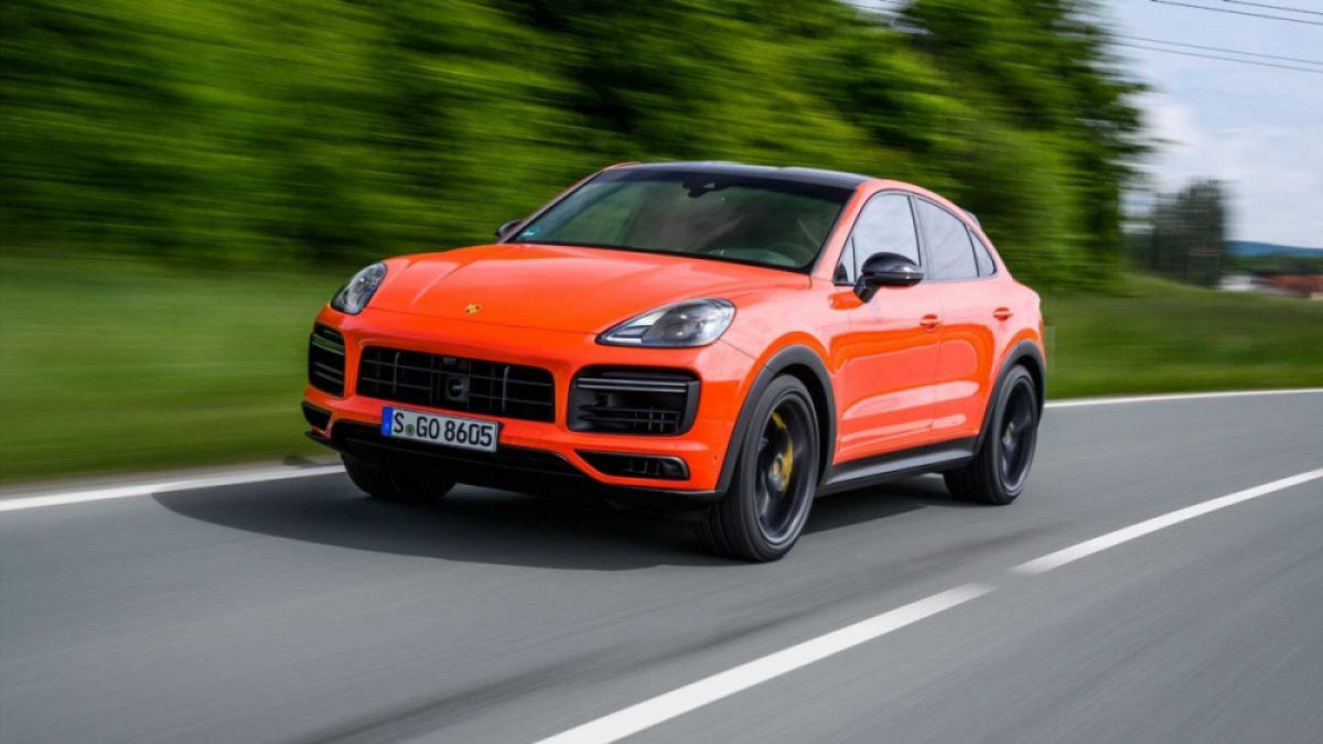 Вижте как кросоувърът Porsche Cayenne Coupe ускорява до 300 км/ч (ВИДЕО)