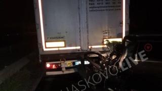 Кола се вряза в ТИР преди Капитан Андреево (СНИМКИ)