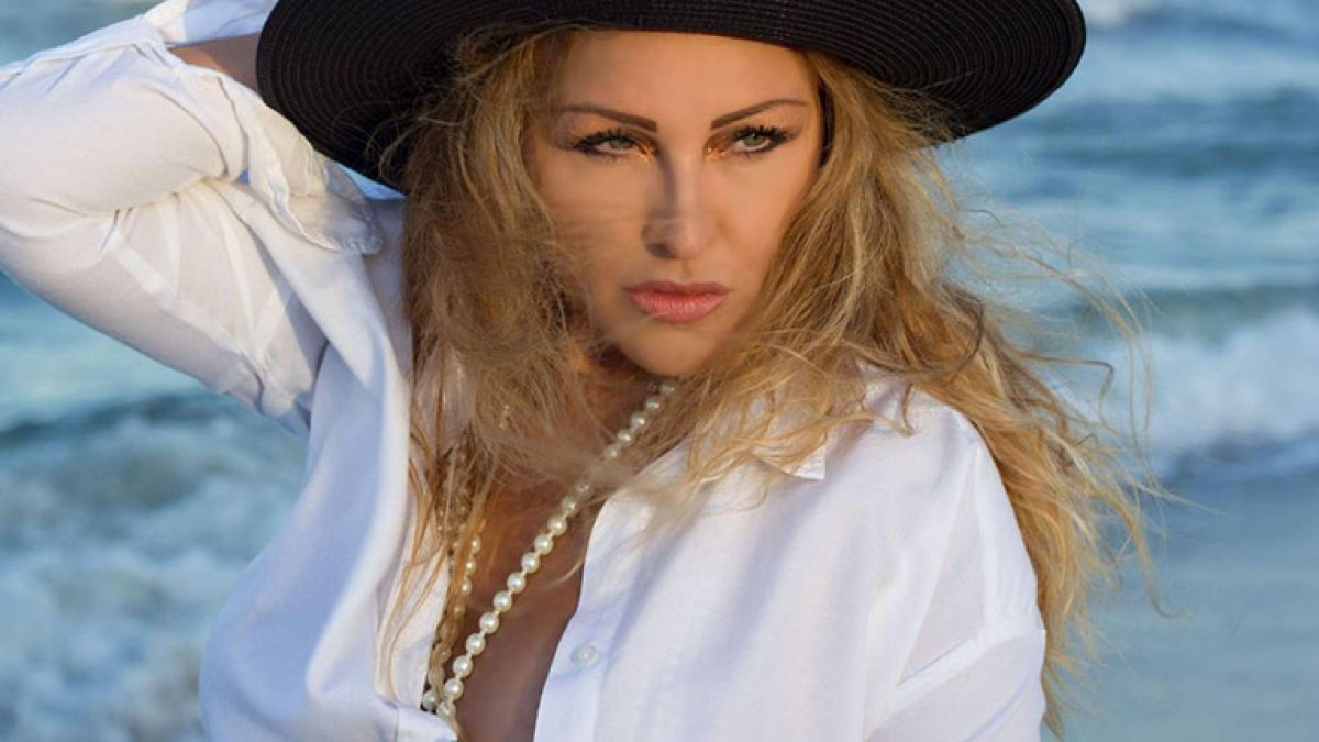 Рени се пусна чисто гола! Горещи СНИМКИ 18+