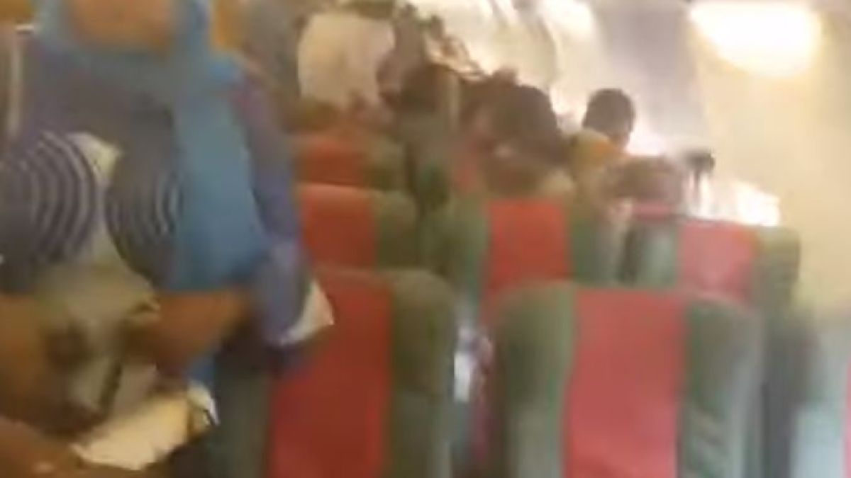 Пътници изтръпнаха от ужас щом видяха какво става върху крилото на самолета! Шокиращи КАДРИ