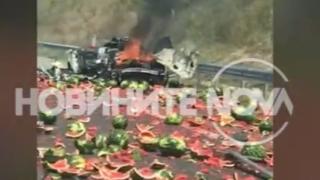 Мазало на "Марица"! Дини и горяща кола задръстиха платното (ВИДЕО)